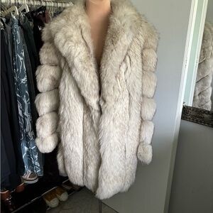 SILVER FOX VINTAGE FUR COAT.  GRAY LEATHER INSERT. ONSIDE OF SLEEVE SIZE MED